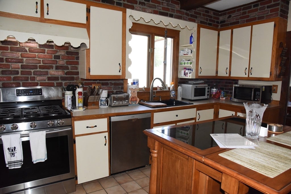 30 Atlas St, Fairhaven, MA, 30 Atlas St, Fairhaven, MA Photo #3