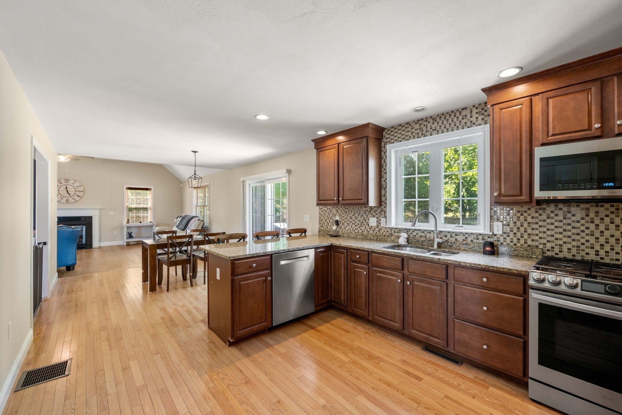 11 Duquette Dr, Haverhill, MA Photo #3