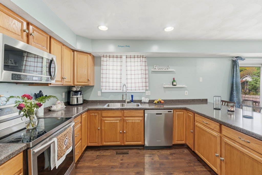 61 Metropolitan Ave, Cranston, RI Photo #9