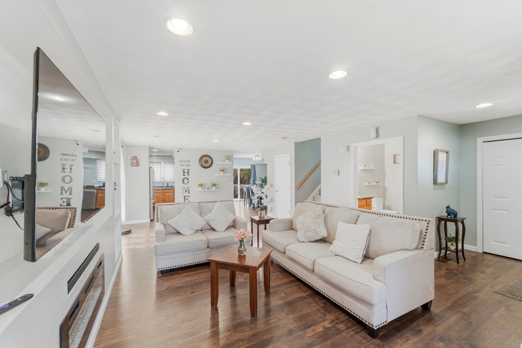61 Metropolitan Ave, Cranston, RI Photo #4