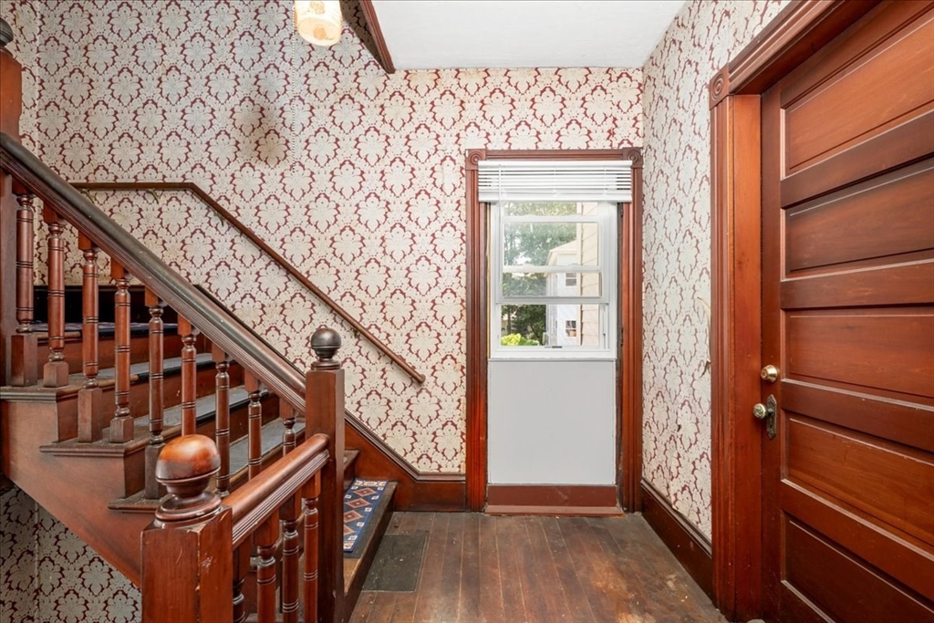 60 Esther St