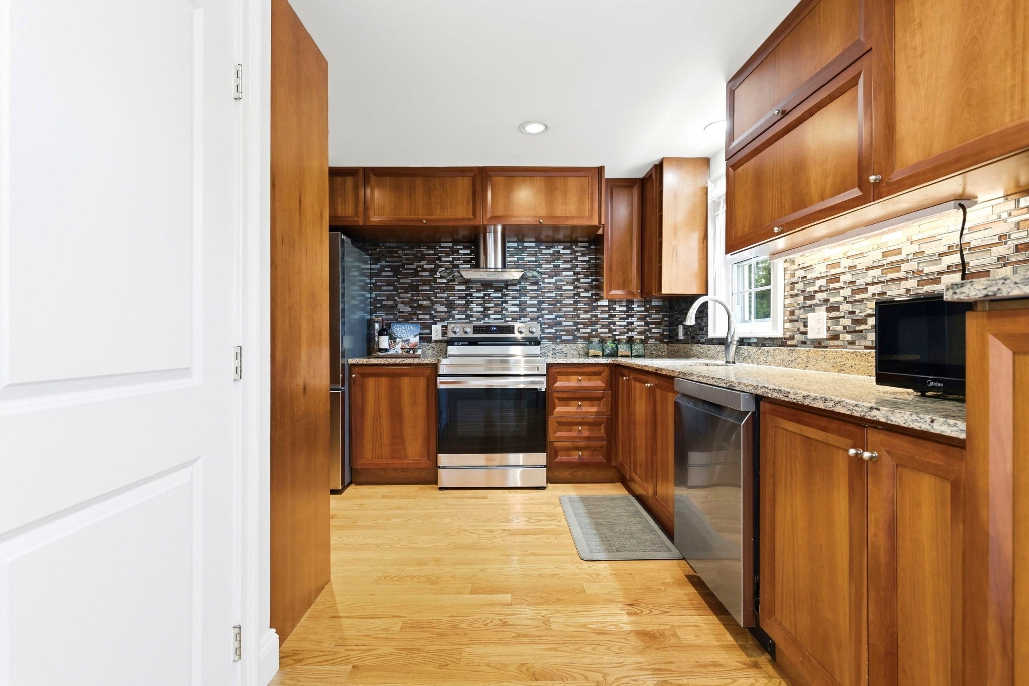 6r Fairview Ave, Swampscott, MA Photo #6