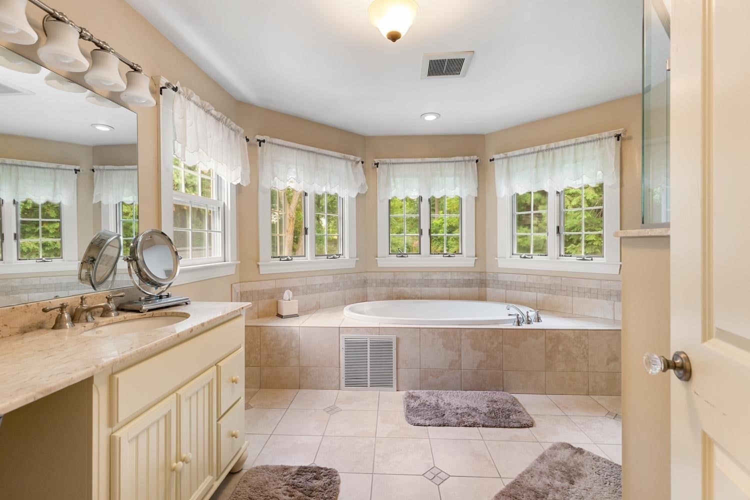 216 Bellevue Rd, Watertown, MA Photo #20