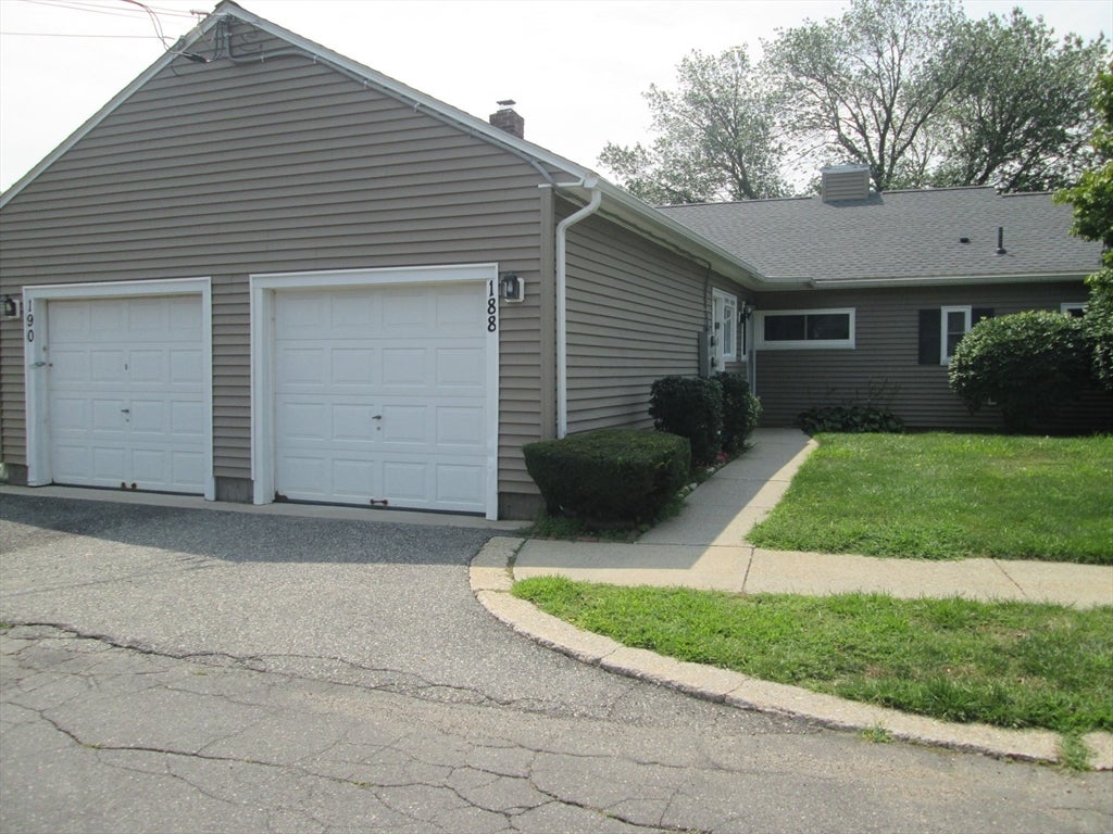 188 Horseshoe Dr #188, Chicopee, MA Photo #1