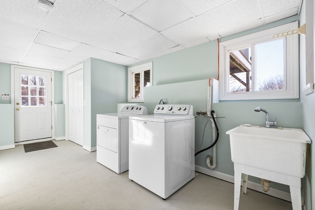 Medfield, Massachusetts 02052, United States, 2 Bedrooms Bedrooms, ,2 BathroomsBathrooms,Residential,Pending,12040