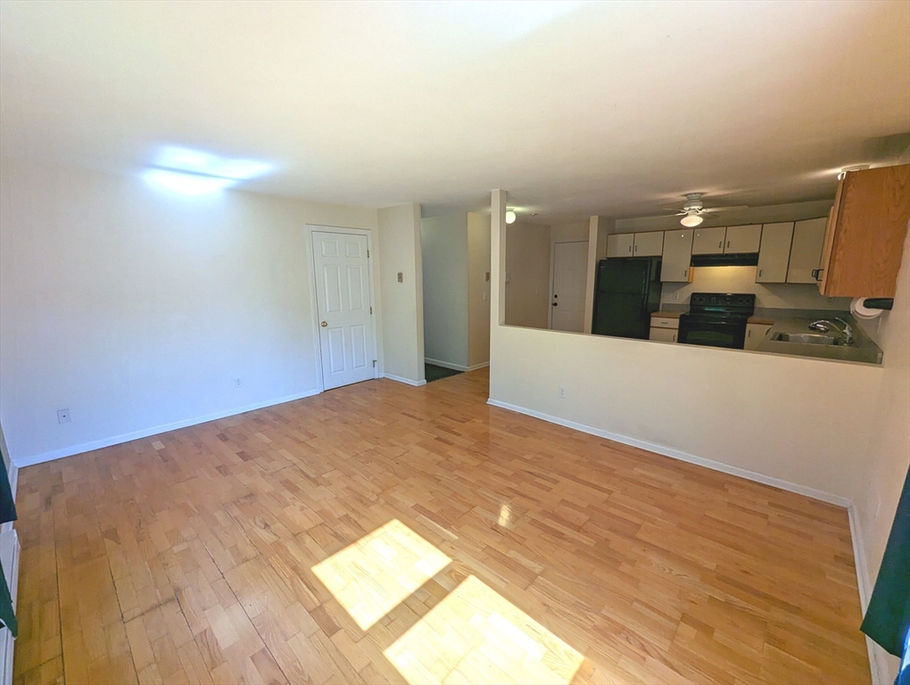 North Attleboro, Massachusetts 02760, United States, 2 Bedrooms Bedrooms, ,1 BathroomBathrooms,Residential,Active,173979