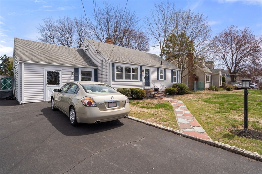 Westwood, Massachusetts 02090, United States, 3 Bedrooms Bedrooms, ,2 BathroomsBathrooms,Residential,Pending,119102