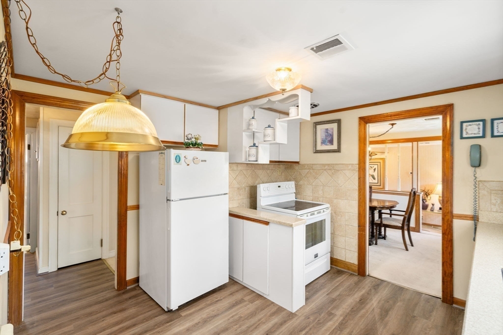 Westwood, Massachusetts 02090, United States, 3 Bedrooms Bedrooms, ,2 BathroomsBathrooms,Residential,Pending,119102