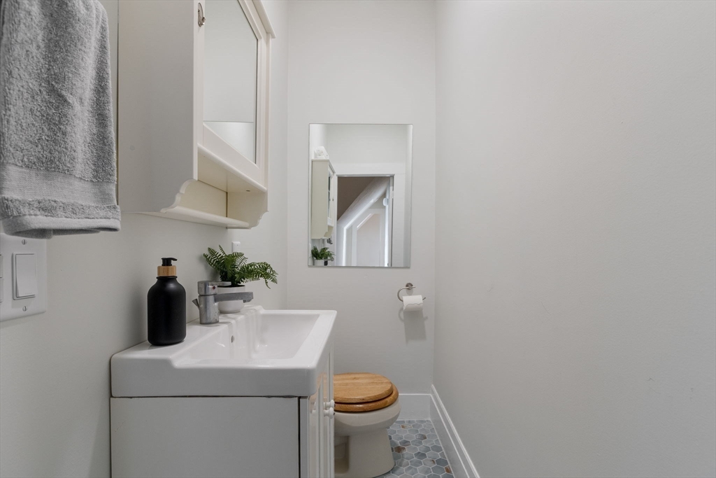 Watertown, Massachusetts 02472, United States, 5 Bedrooms Bedrooms, ,2 BathroomsBathrooms,Residential,Active,172880