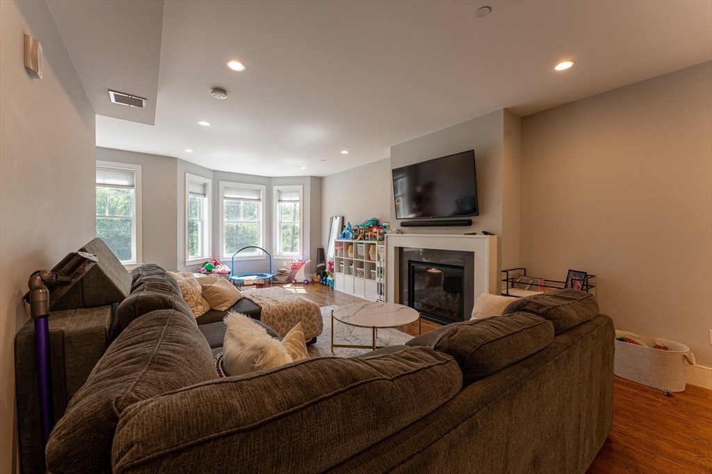 583 Baker St 583