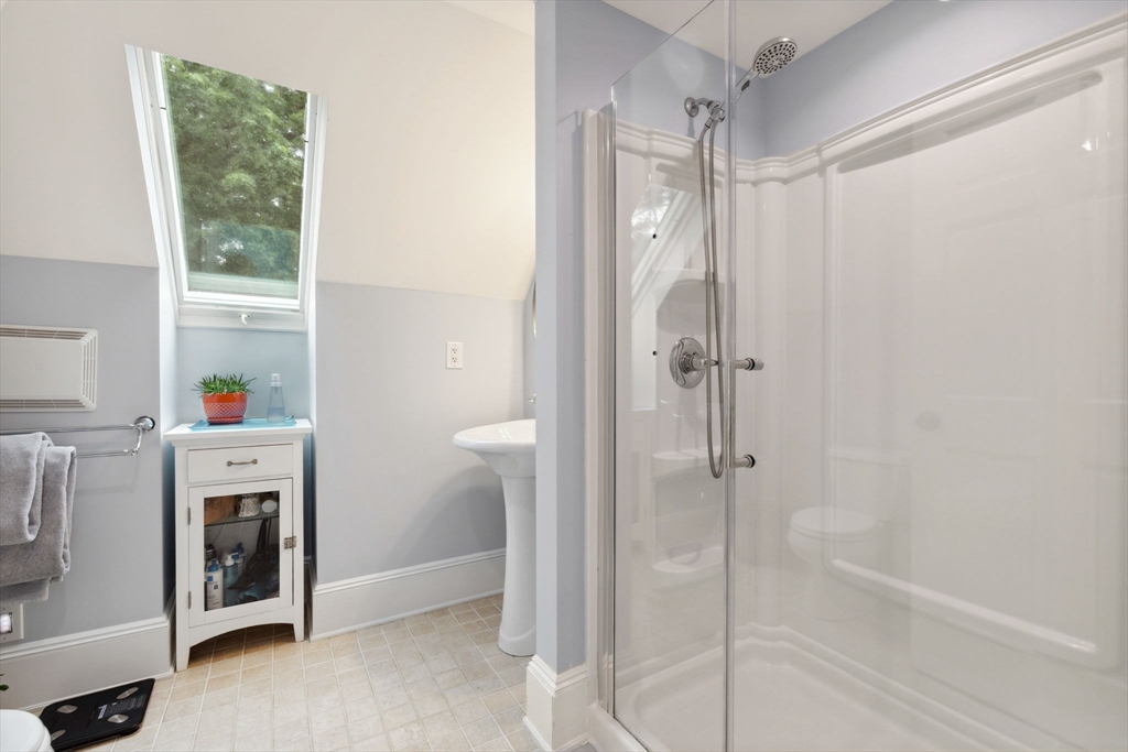 Longmeadow, Massachusetts 01106, United States, 3 Bedrooms Bedrooms, ,3 BathroomsBathrooms,Residential,Active,150458