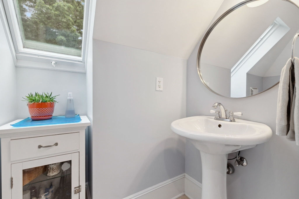 Longmeadow, Massachusetts 01106, United States, 3 Bedrooms Bedrooms, ,3 BathroomsBathrooms,Residential,Active,150458