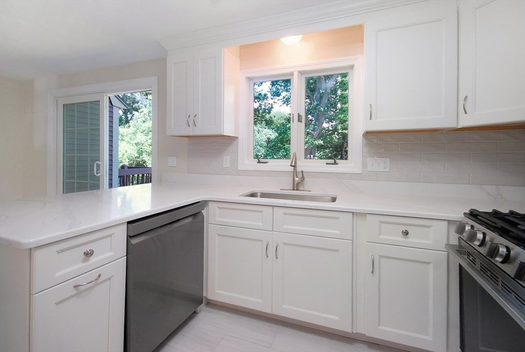 98 Heritage Dr #98, Tewksbury, MA Photo #11
