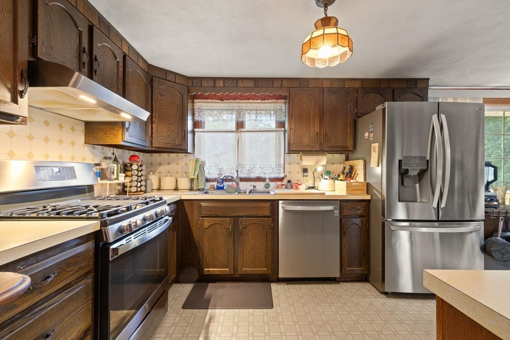 35 Marston St, Tewksbury, MA Photo #4