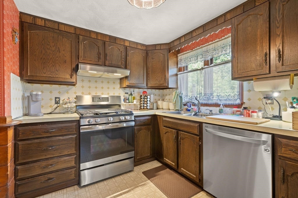 35 Marston St, Tewksbury, MA Photo #3