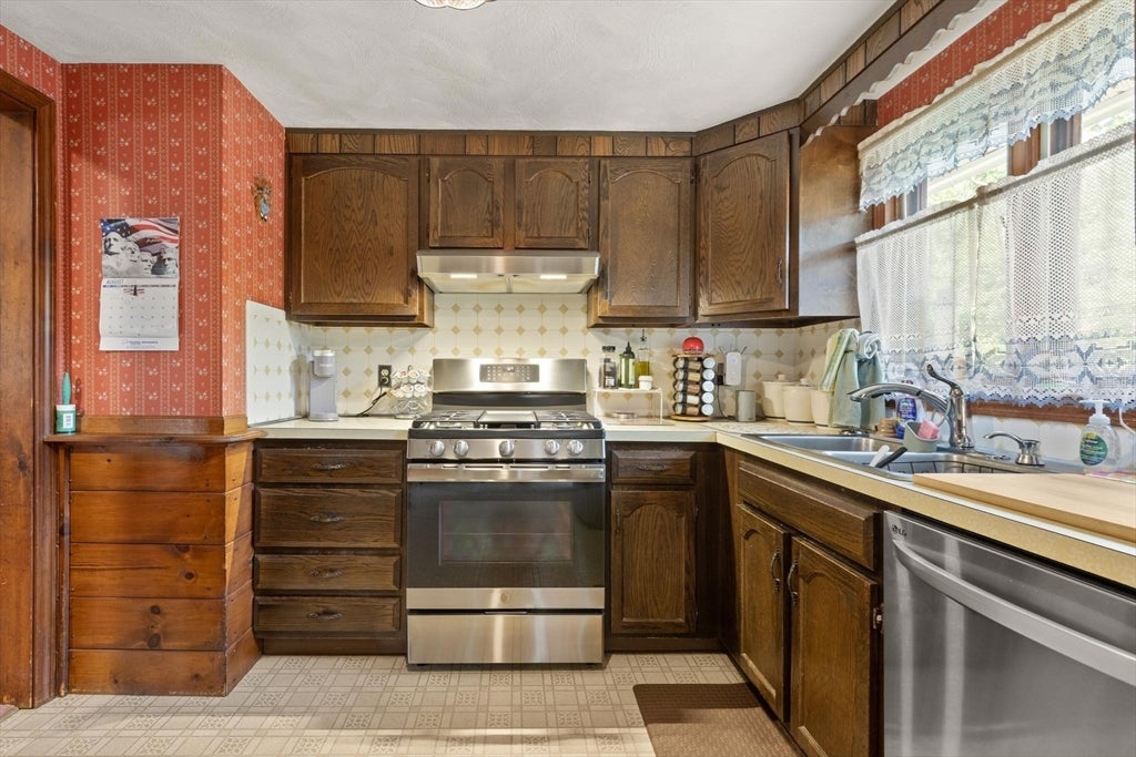 35 Marston St, Tewksbury, MA Photo #5
