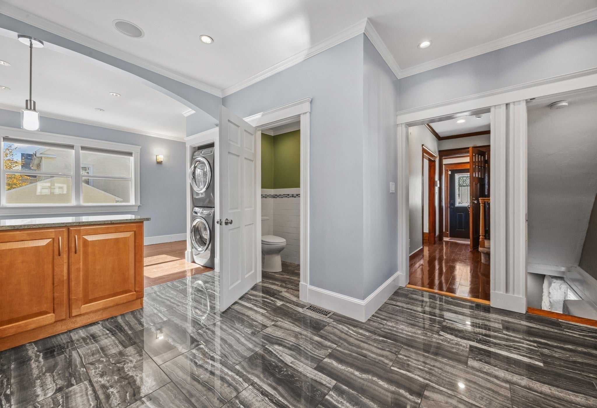 102 Hall Pl