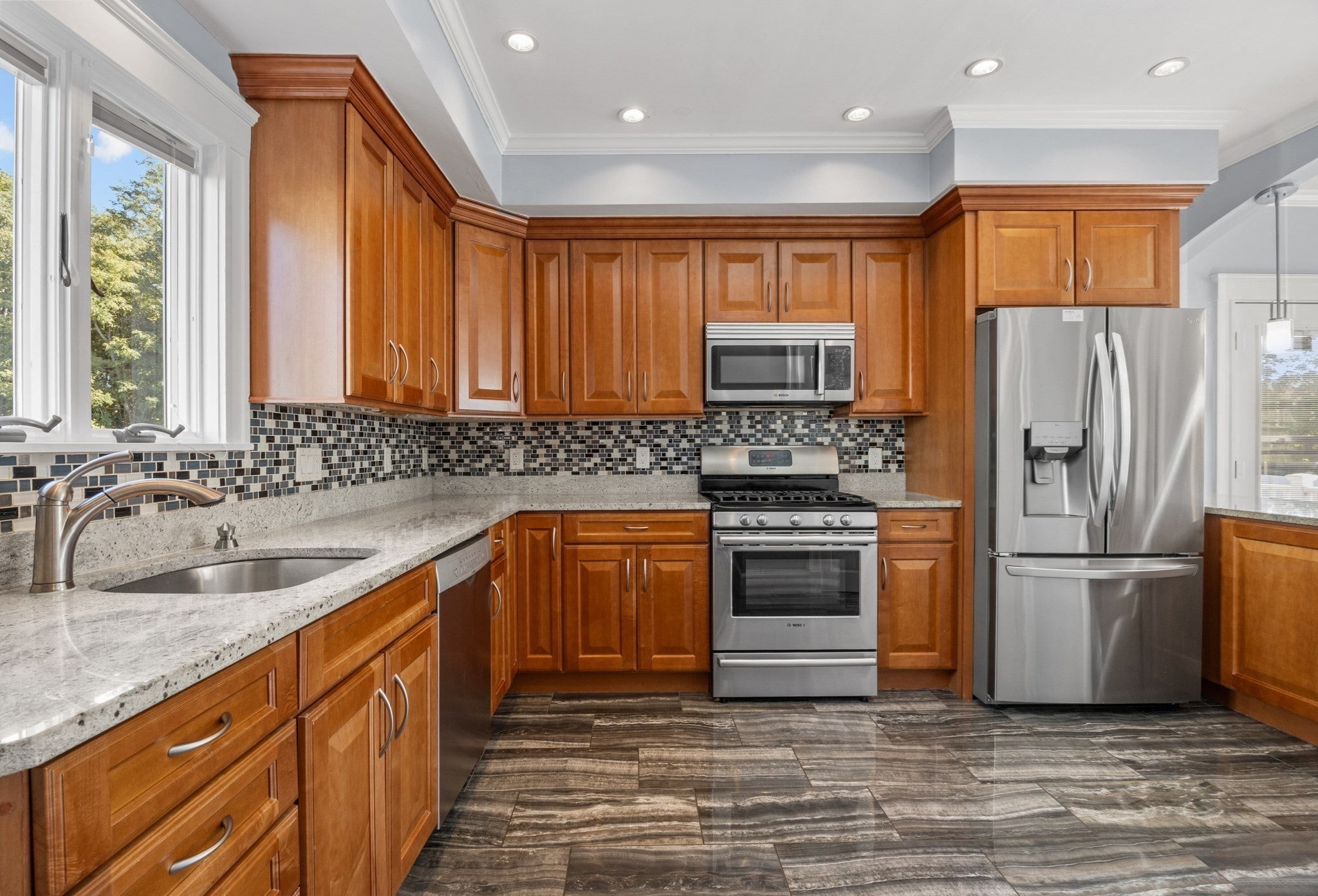 102 Hall Pl