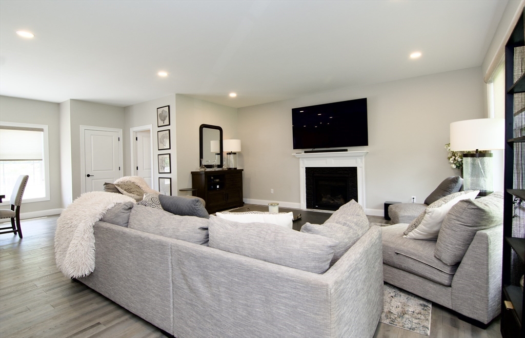 103 Oak Hollow Rd