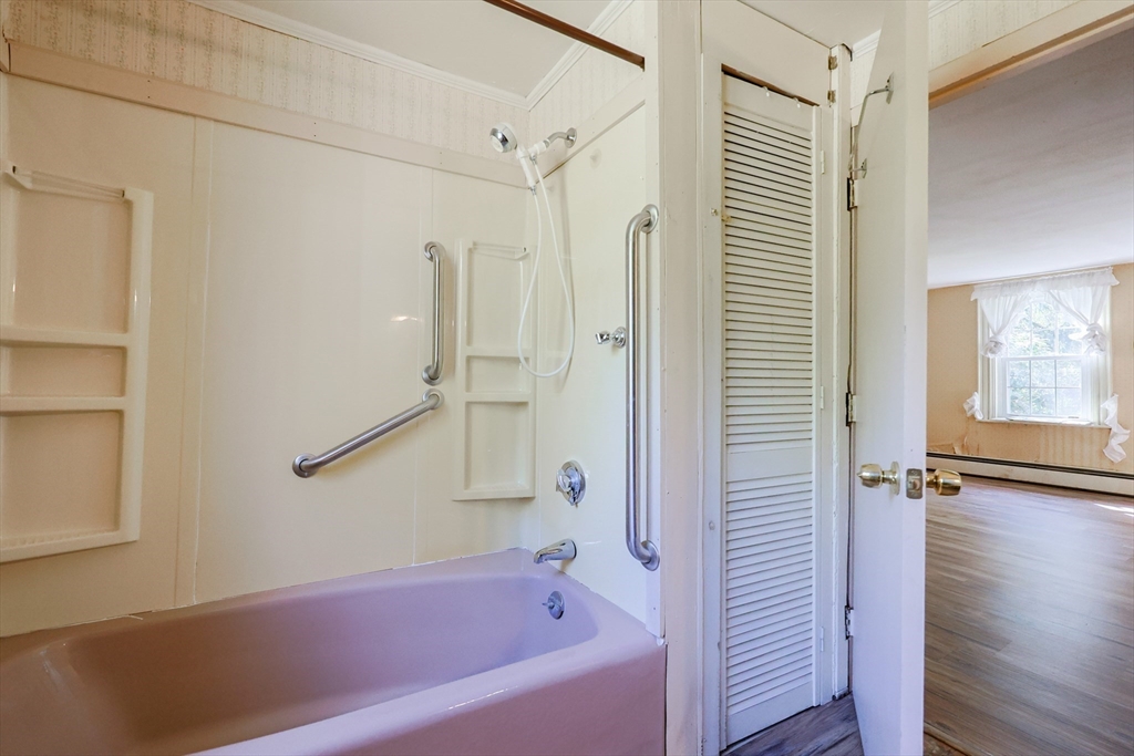 Foxboro, Massachusetts 02035, United States, 4 Bedrooms Bedrooms, ,3 BathroomsBathrooms,Residential,Active,135202