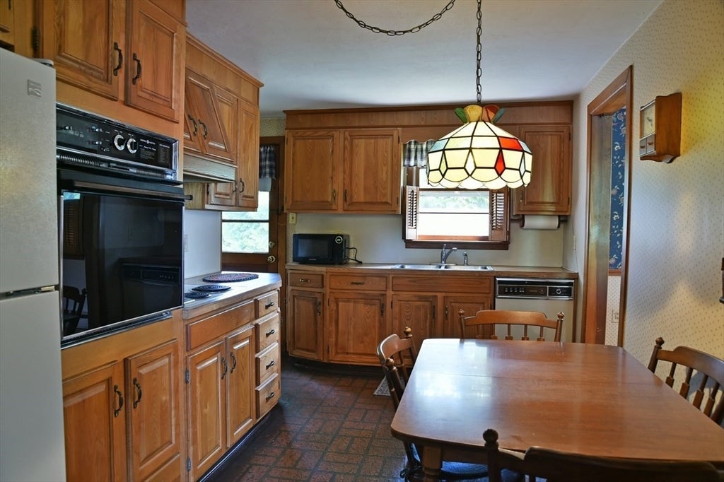 11 Almon Ave, West Springfield, MA Photo #11