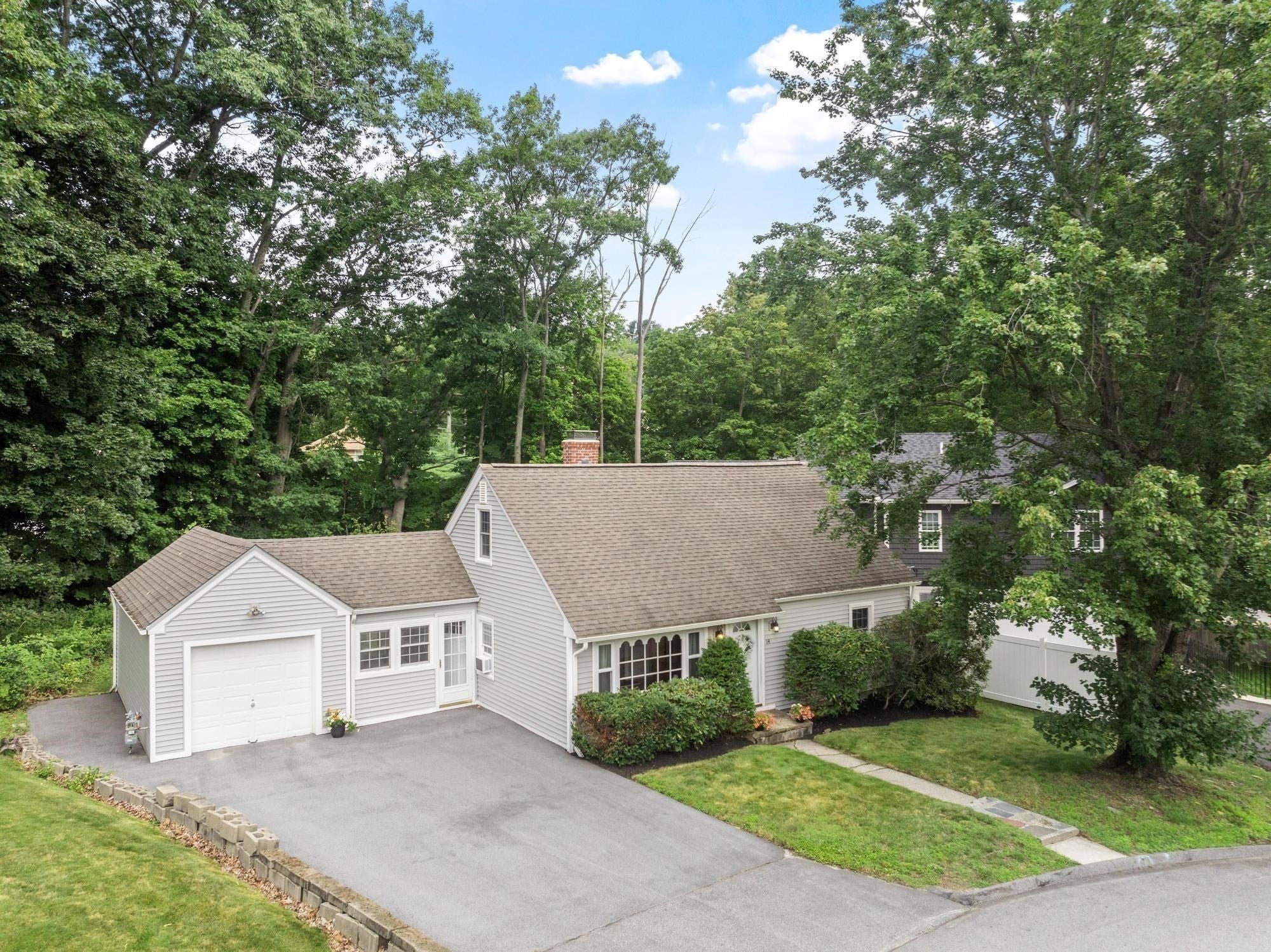 14 Meadow Ln, Worcester, MA Photo #2