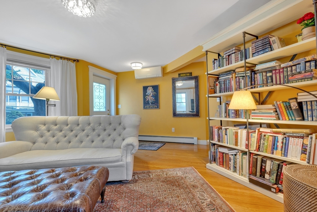 8 Colbourne Crescent 1