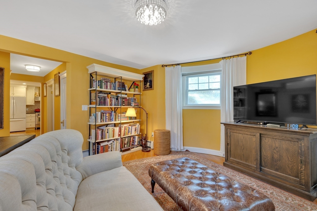 8 Colbourne Crescent 1