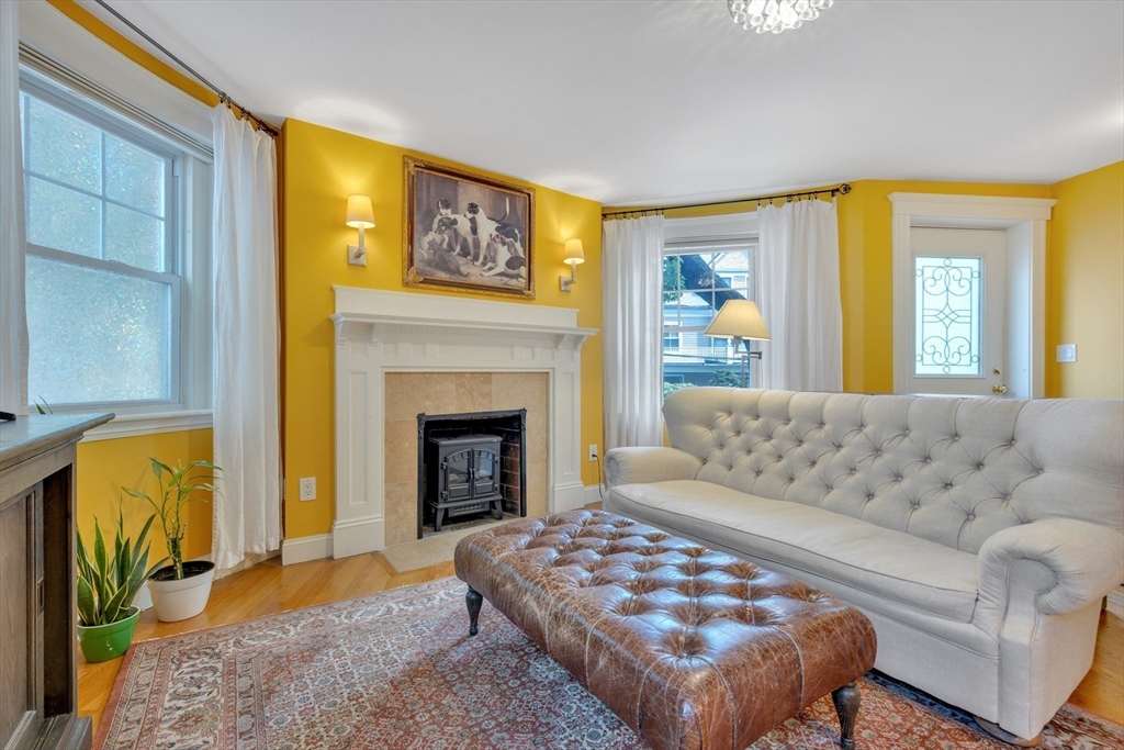 8 Colbourne Crescent 1