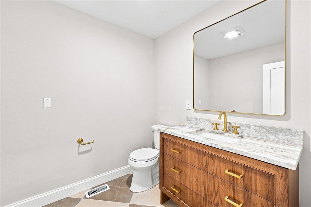 7 Viking Rd, Winchester, MA Photo #11