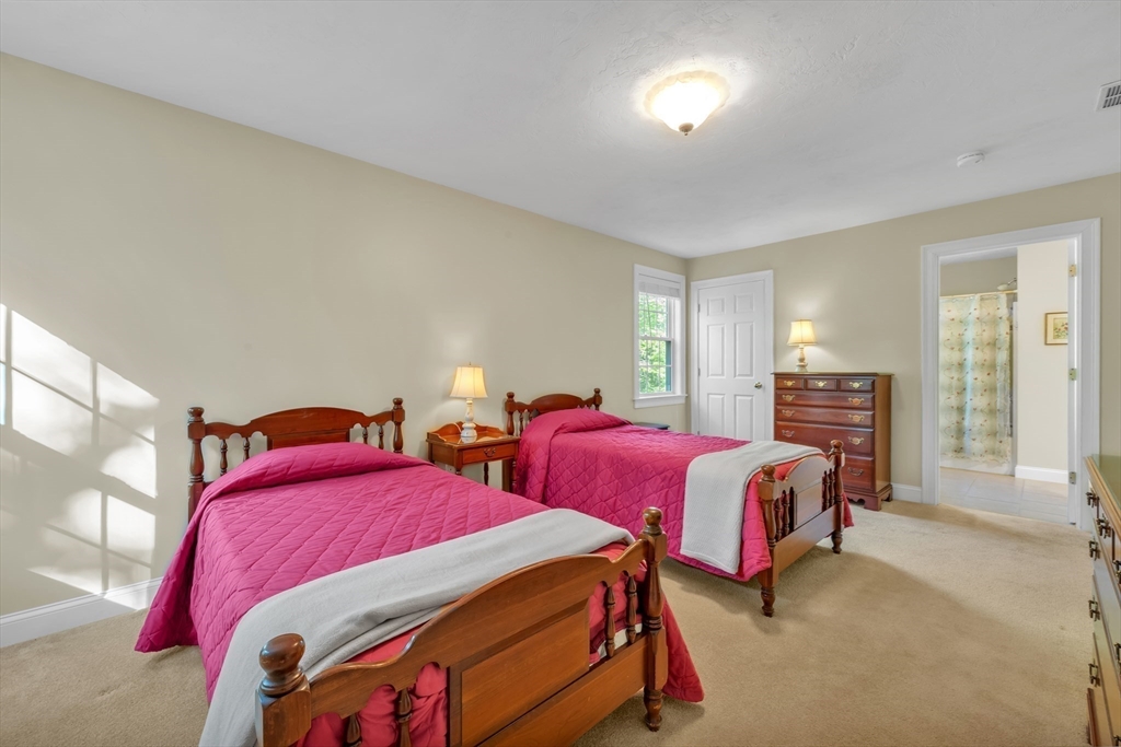 10 Turner Ln, Sturbridge, MA Photo #32