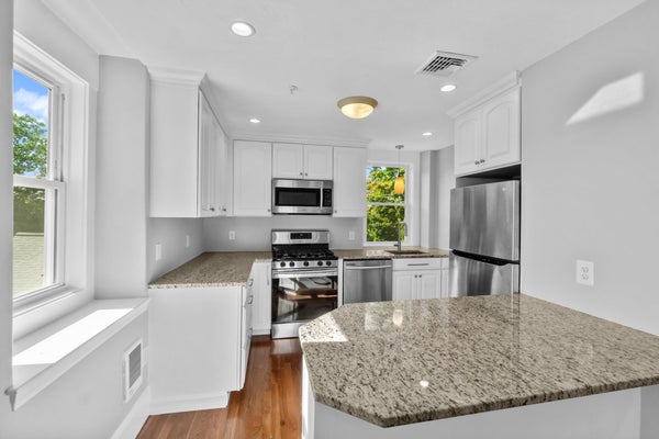 55 SUNNYSIDE ST # 3, HYDE PARK, MA 02136 - Image b545f5fe4fe2deefa96f63e5f322c19d/1558476475