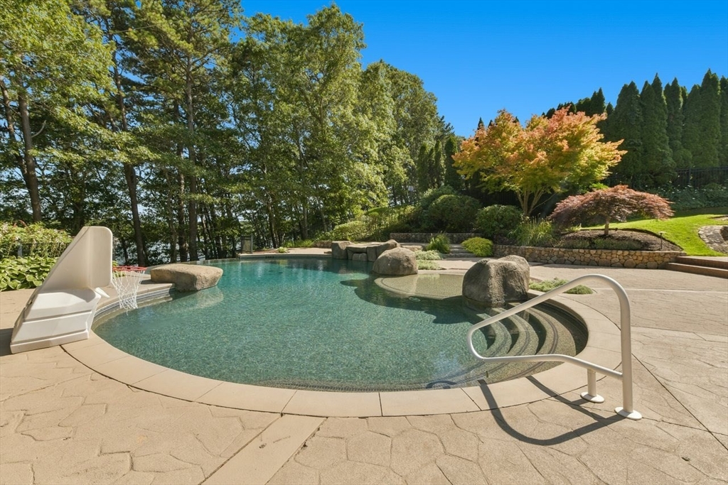 Mashpee, Massachusetts 02649, United States, 6 Bedrooms Bedrooms, ,8 BathroomsBathrooms,Residential,Active,190592