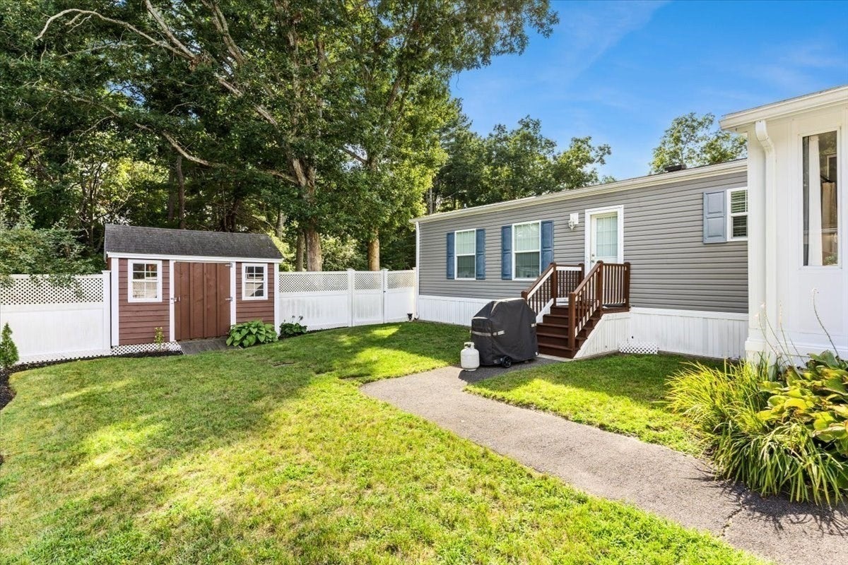 17 Deer Hill Ln