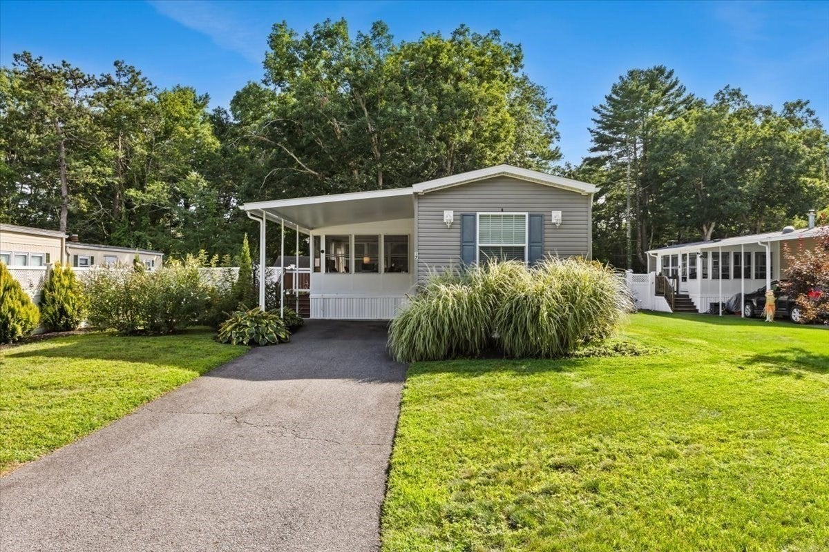 17 Deer Hill Ln