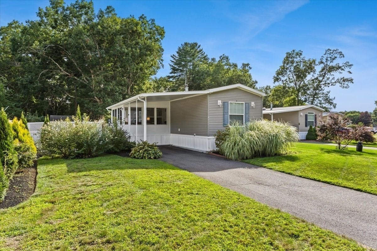 17 Deer Hill Ln