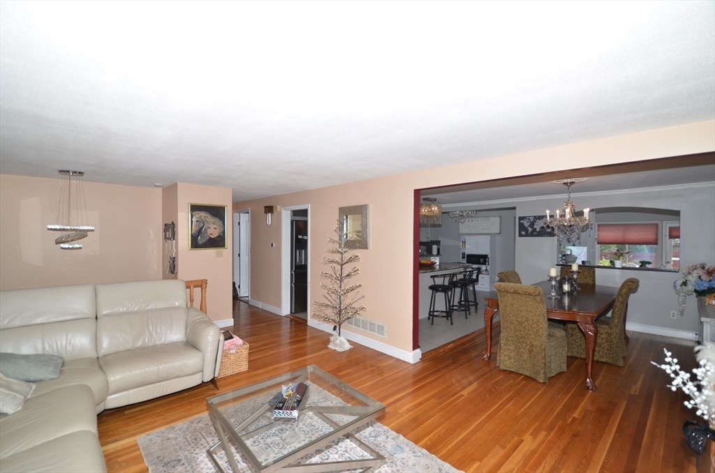 8 Brentwood Dr