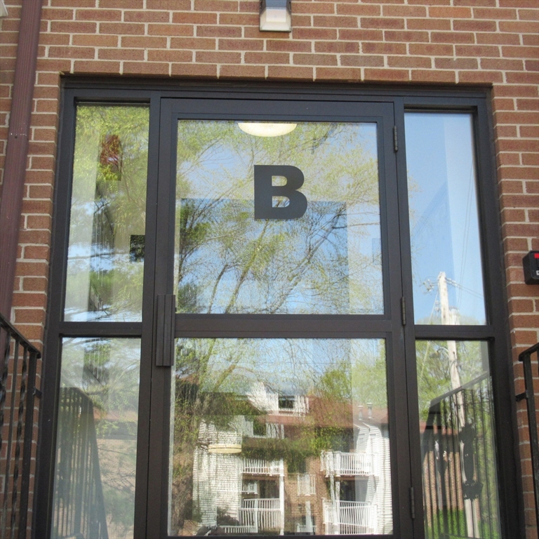 100 Cass Ave B18