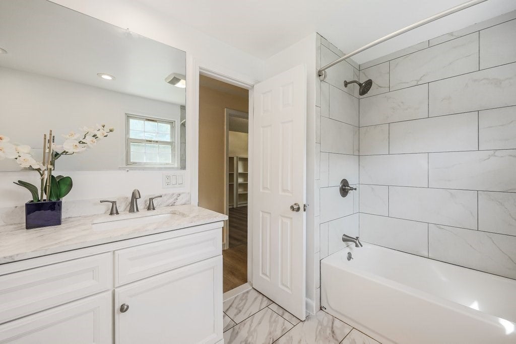 107 Bumble Bee Circle, Shrewsbury, MA Photo #25