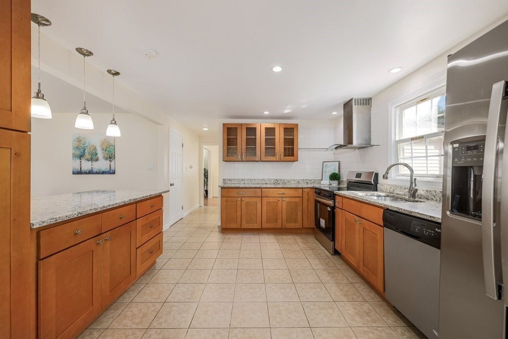 107 Bumble Bee Circle, Shrewsbury, MA Photo #15