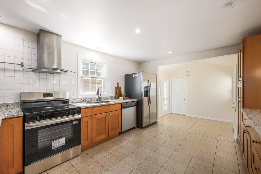 107 Bumble Bee Circle, Shrewsbury, MA Photo #16