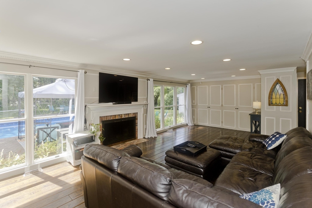 60 Cheshire Dr