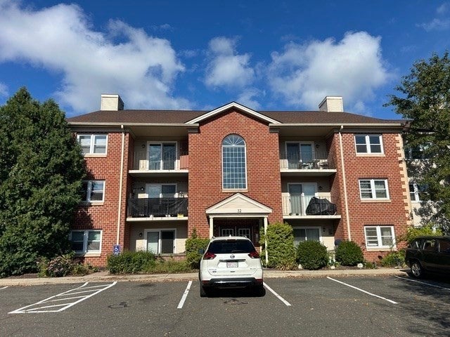Photo of 32 Maple Crest Cir, Holyoke, MA