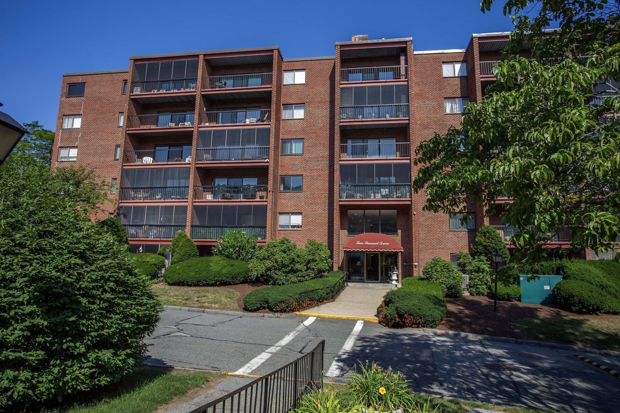 Photo of 2 Summit Dr, Reading, MA