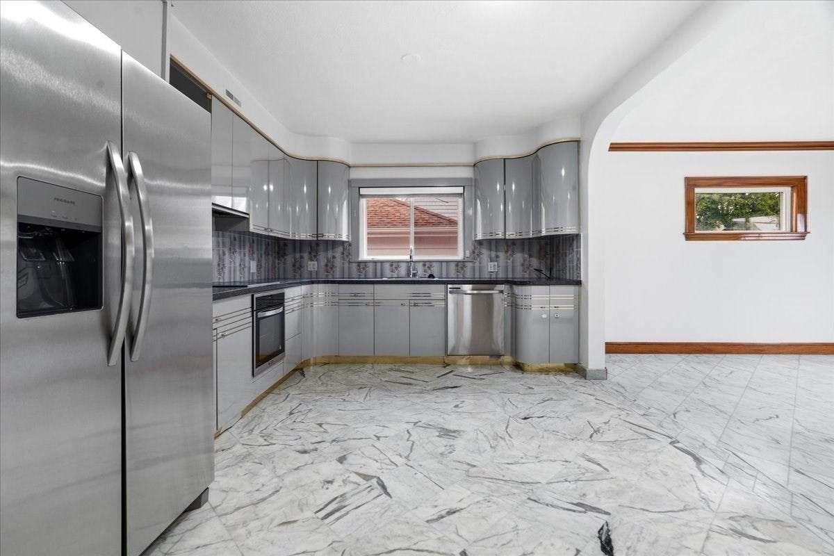 6 Burbank Rd