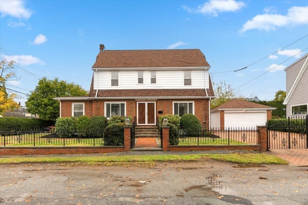 6 Burbank Rd