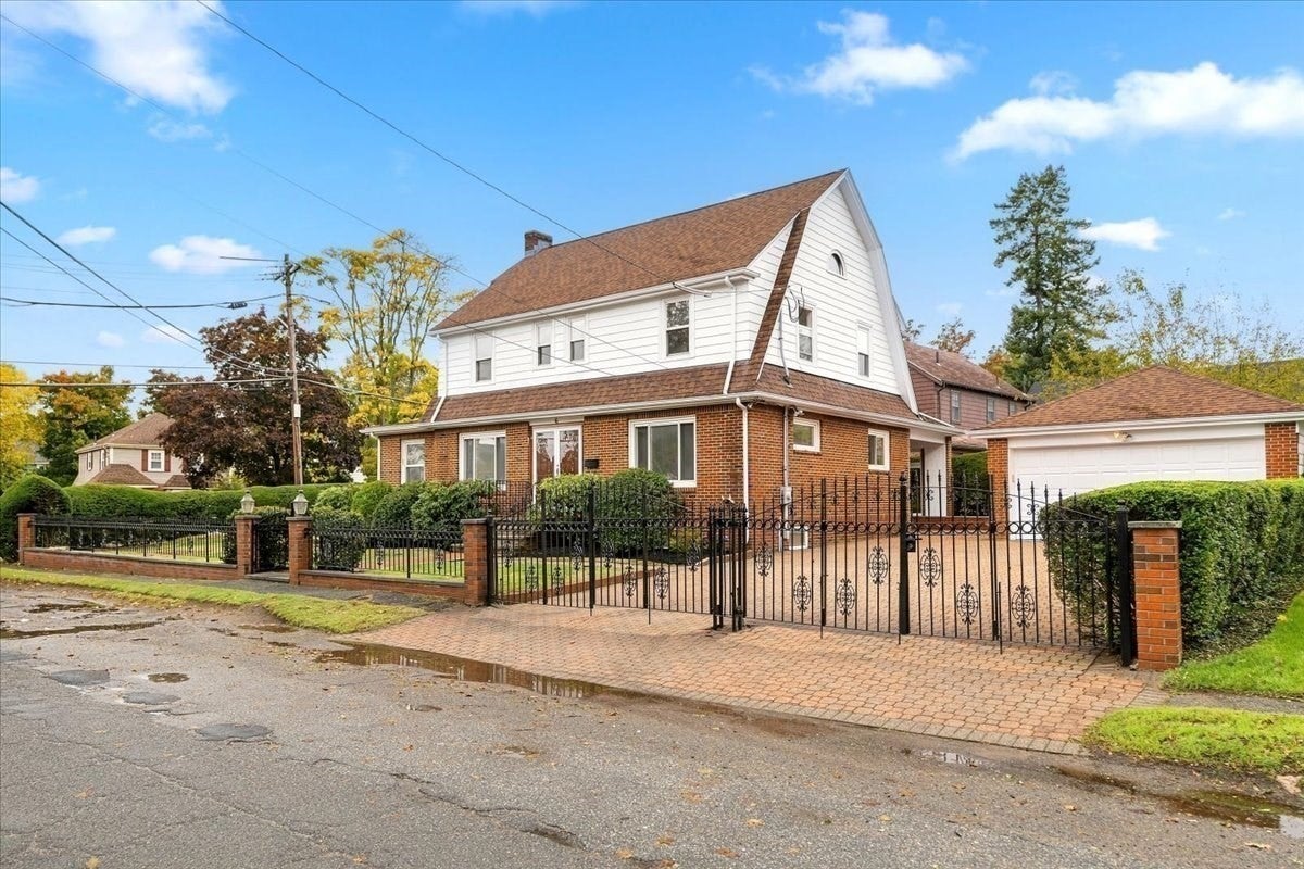6 Burbank Rd