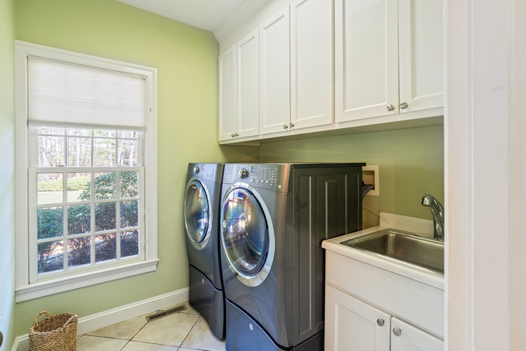 Medfield, Massachusetts 02052, United States, 5 Bedrooms Bedrooms, ,5 BathroomsBathrooms,Residential,Active,103098