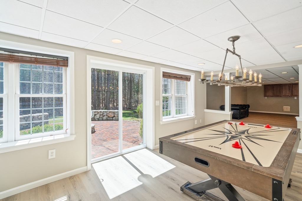 Medfield, Massachusetts 02052, United States, 5 Bedrooms Bedrooms, ,5 BathroomsBathrooms,Residential,Active,103098