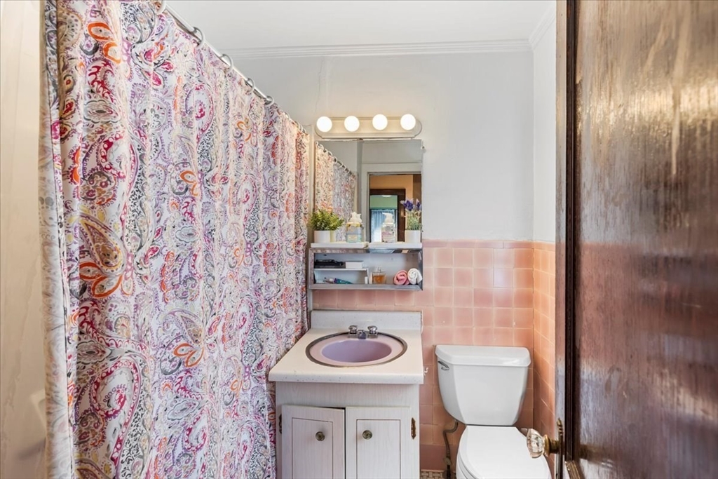 Somerville, Massachusetts 02144, United States, 5 Bedrooms Bedrooms, ,1 BathroomBathrooms,Residential,Active,119906